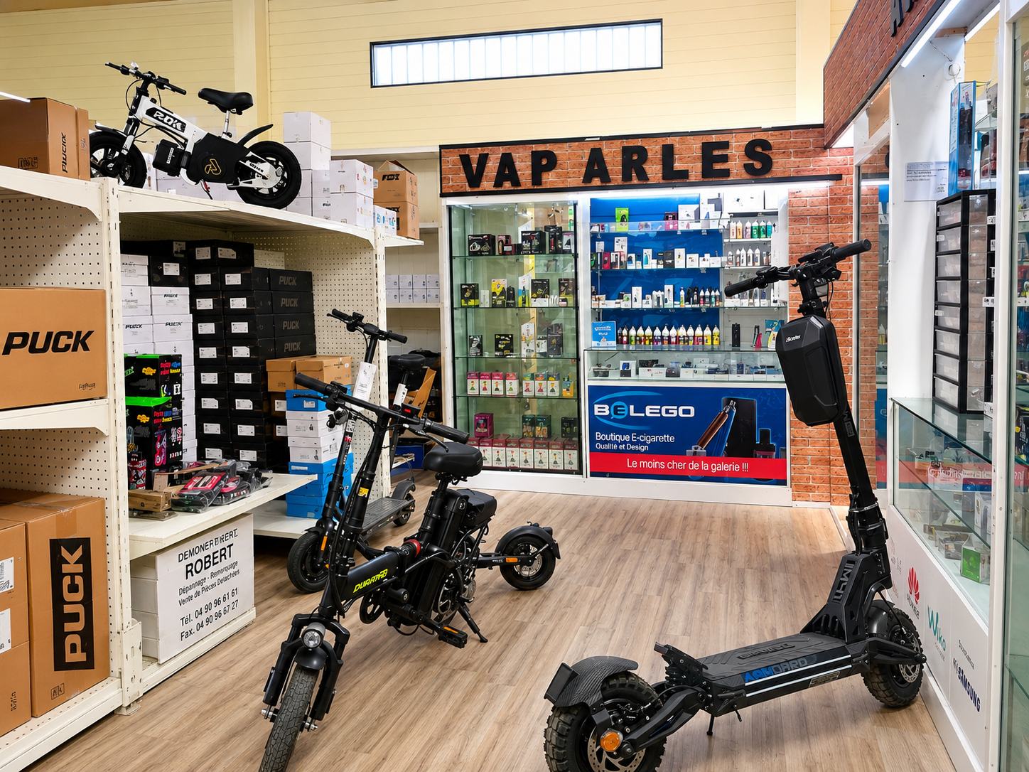 Espace commercial présentant des vélos et une trottinette devant l’enseigne VAP ARLES