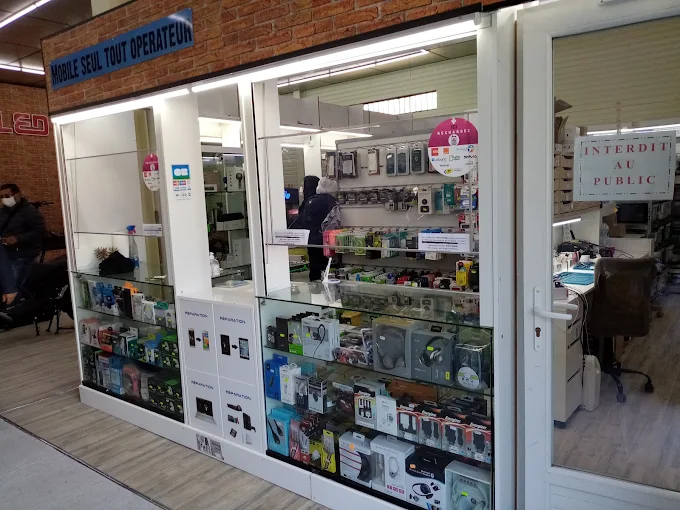 Façade vitrée d’un espace de téléphonie présentant des accessoires et des appareils emballés